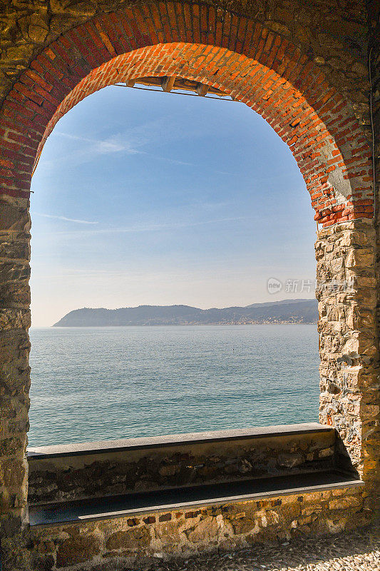 从意大利里维埃拉Ponente, Alassio, Savona，利古里亚的意大利里维埃拉的Capo Mele海角的拱形窗户看到的海景